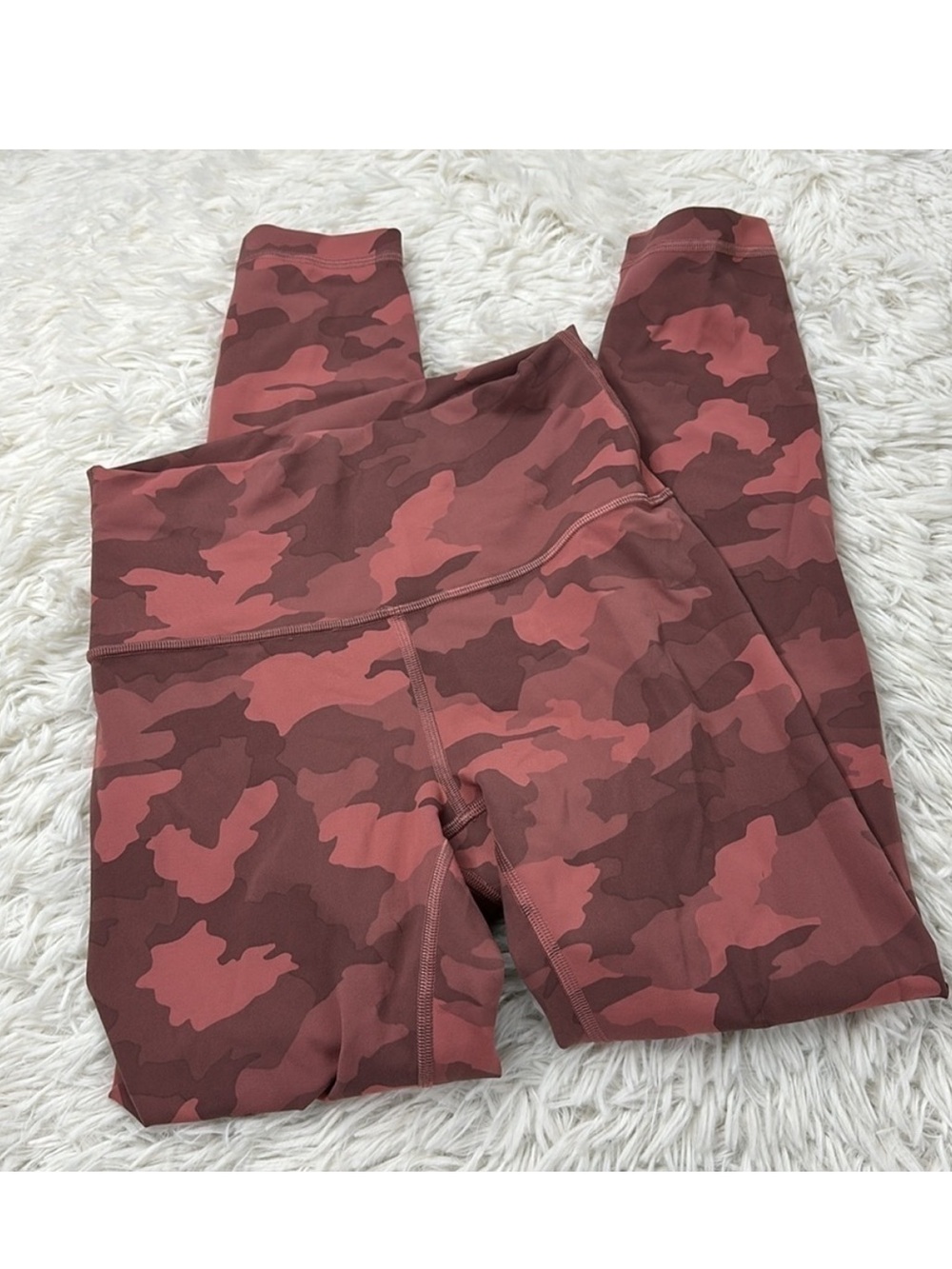 Lululemon Wunder Train High-Rise Tight 28”
Heritage 365 Camo Brier Rose Multi
